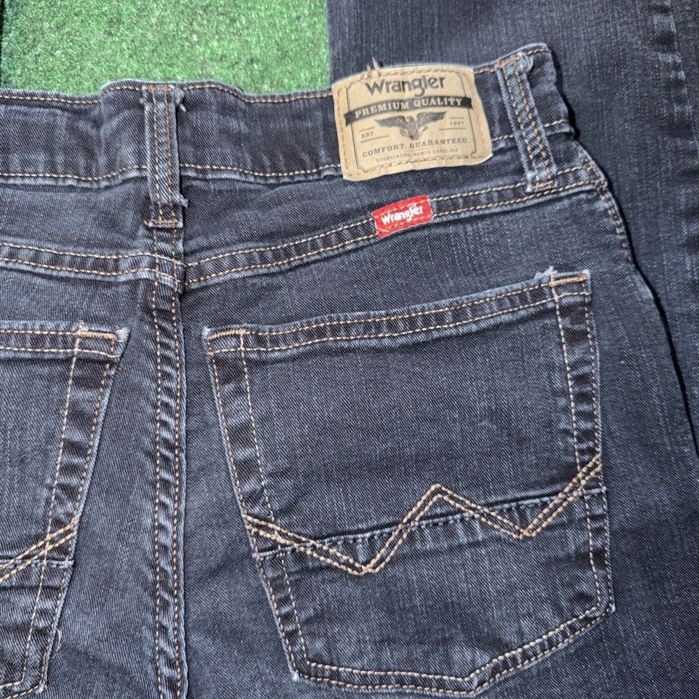 Wrangler Dark Blue Jeans Men's Size 29x30 Straight Fit Jeans G15